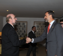 El Príncipe recibe el saludo del presidente de la Cámara de Comercio Hispano-Paraguaya, Benito Barrera, durante el encuentro con la colectividad españ